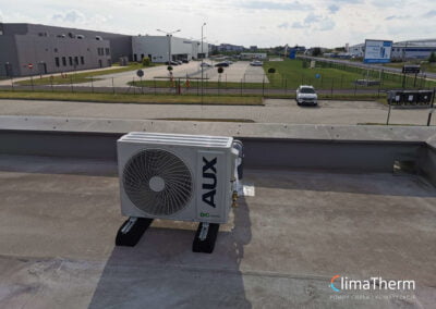 Instalacja klimatyzatora kasetonowego AUX 3,5kW na dachu budynku