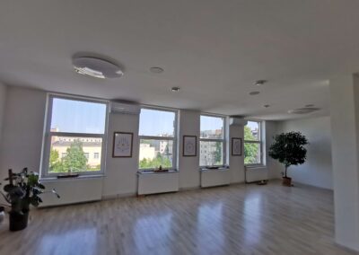 Montaż klimatyzacji AUX Freedom w salonie Jogi